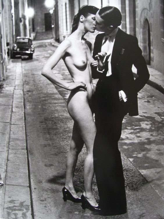 1975年。パリのアブリオ通りで、ヘルムート・ニュートンによる、YSLタキシード・ルック。モデルはビベケ・ヌドセン。その2。