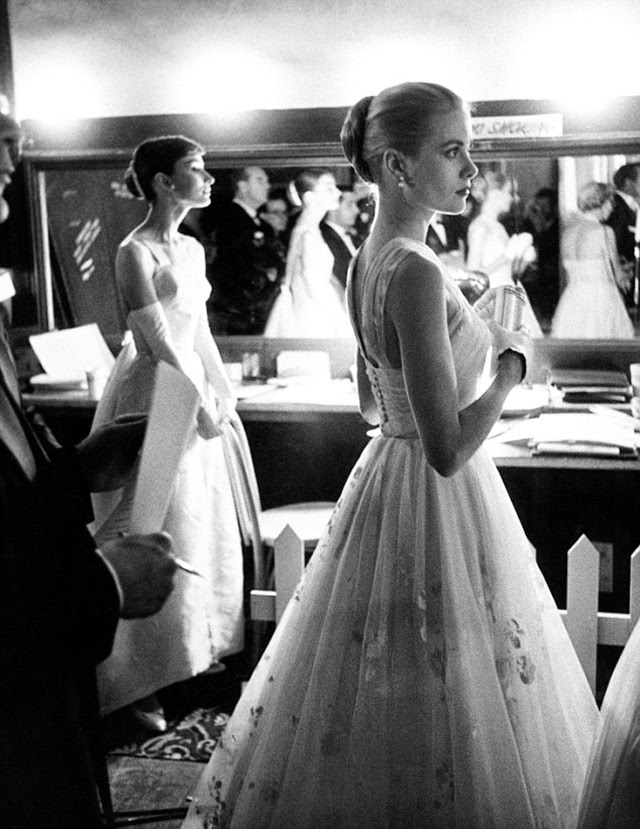 audrey-hepburn-and-grace-kelly-backstage-at-the-28th-annual-academy-awards-1956-3