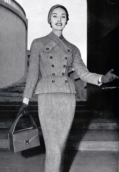 ツイード・スーツ。ハンドバッグはエルメス。1953年AW。