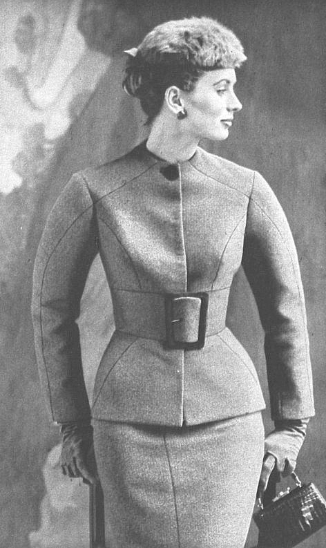 モデル：スージー・パーカー。ナロー・ウエスト・ウール・スーツ『ヴォーグ』1953年SS。