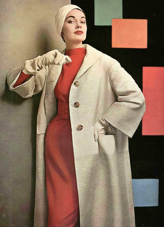 モデル：ジョアン・ウィーラン。ルーミィ・オーバーコート。レッド・シルク・ジャージー・ドレス。ジャージー・ターバン。1953年AW。
