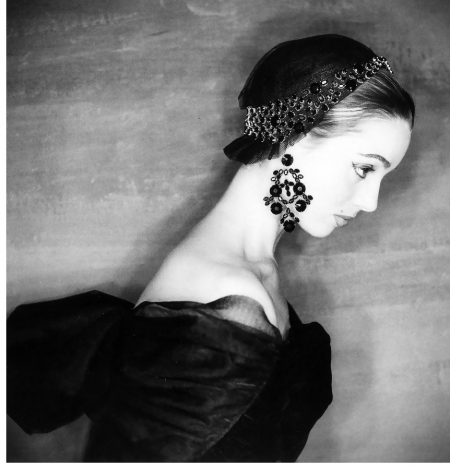 Elsa Martinielli in Hubert de Givenchy Dress, photographed by Clifford Coffin for Vogue, 1954　Elsa Martinelli for French, British and American Vogues, September 1954