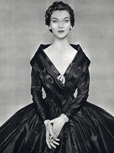 ブラック・タフタ・ドレス。『ヴォーグ』1954年。Rose Marie is wearing this 18th century-inspired evening gown of black taffeta and moire by Givenchy, L'Officiel 1954