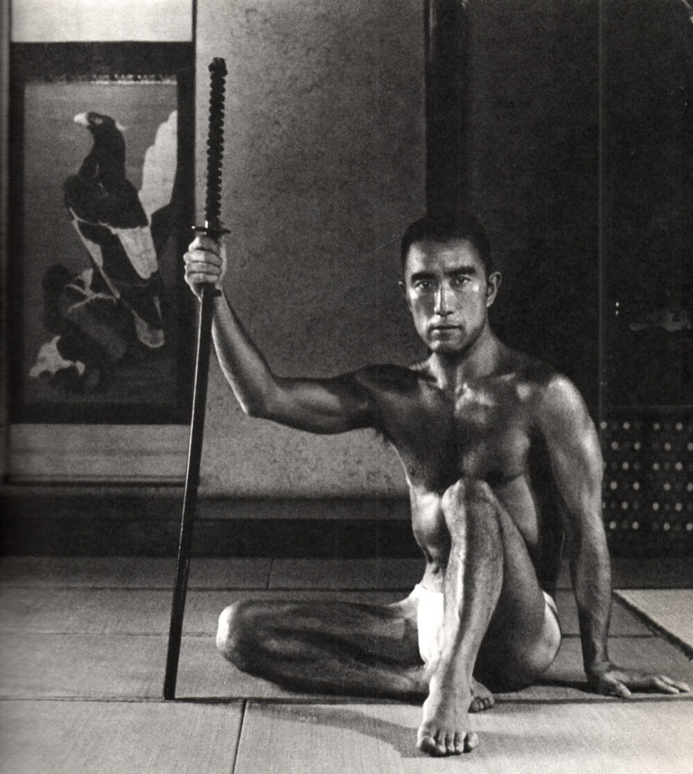 日本人のイメージだと、本当に男らしかった昔の日本男児。1968年の三島由紀夫先生でしょうか。