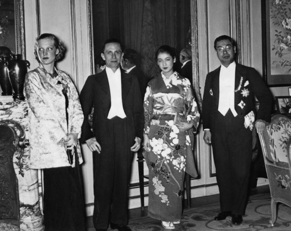 Premiere of the film 'The daughter of the Samurai' Ruth Eweler, Joseph Goebbels, Setsuko Hara, and Japanese ambassador Mushanokoji Kintomo.